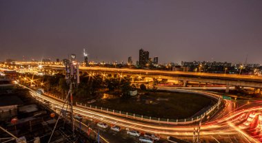 Gece cityscape bilding ve yol inthailand şehir ile