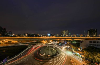 Gece cityscape bilding ve yol inthailand şehir ile