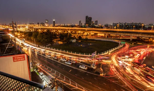 Gece cityscape bilding ve yol inthailand şehir ile