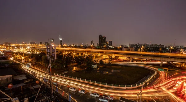 Gece cityscape bilding ve yol inthailand şehir ile