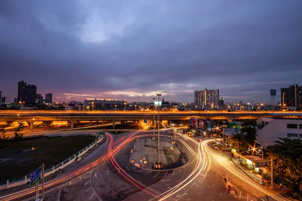 Gece cityscape bilding ve yol inthailand şehir ile