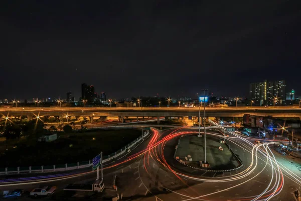 Gece cityscape bilding ve yol inthailand şehir ile