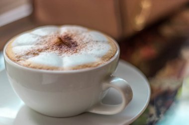 Kapuçino ahşap masa ve güneş ışığı özgeçmişlerine kahve