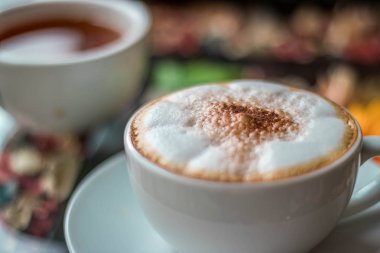 Kapuçino ahşap masa ve güneş ışığı özgeçmişlerine kahve