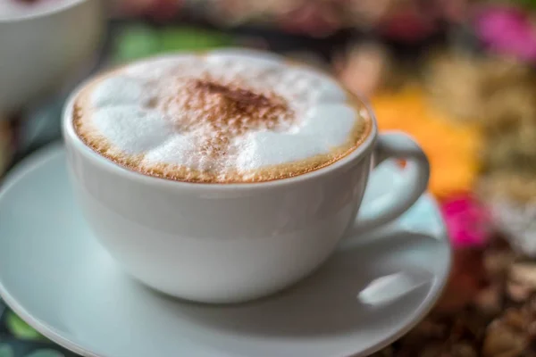 Cappuccino Kopi Meja Kayu Dan Latar Belakang Sinar Matahari — Stok Foto