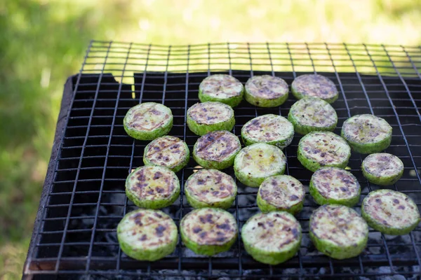 Sommerpicknick Der Natur Zucchini Auf Dem Grill Zubereiten — Stockfoto