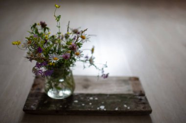 Şeffaf bir vazoda güzel bir çiçek buketi.