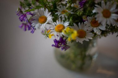 Şeffaf bir vazoda güzel bir çiçek buketi.