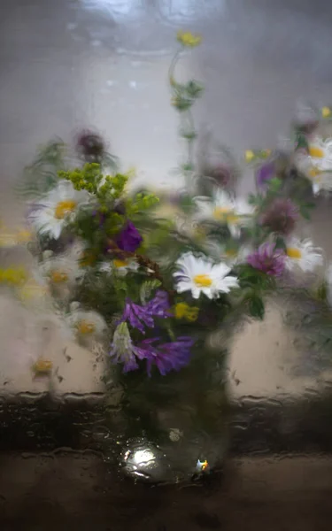 Schöner Strauß Wiesenblumen Hinter Nassem Glas — Stockfoto
