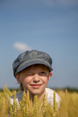 Buğday tarlasında bir çocuğun güzel portresi.