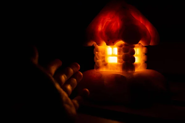 キャンドルスティックハウスのキャンドル 暗い居心地の良いキャンドルライトで燃焼 家と暖かさのシンボル — ストック写真