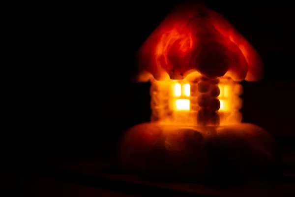 Eine Kerze Einem Kerzenständerhaus Die Dunkeln Brennt Ein Gemütliches Kerzenlicht — Stockfoto