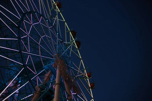 Large Bright Ferris Wheel Amusement Park Dark Evening Sky — Stock Photo, Image