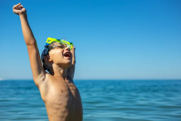 Ein Junge Mit Taucherbrille Meer Genießt Sommersonne Urlaub Und Badespaß lizenzfreie Stockbilder