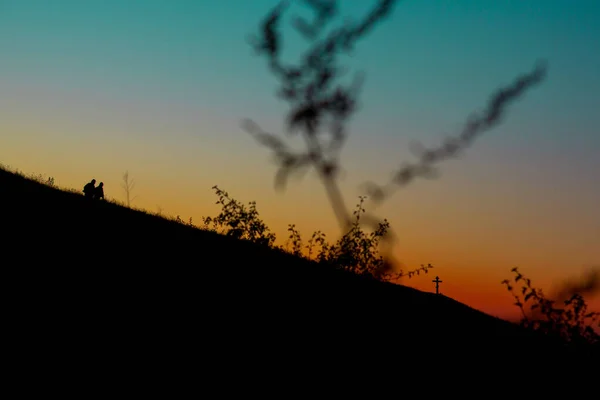 Siluetas Par Personas Contra Atardecer Bajando Por Ladera Montaña Hasta —  Fotos de Stock