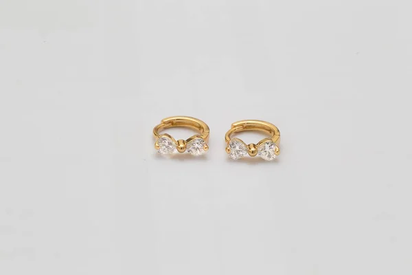 Diamantová Náušnice Zlatá Bílém Pozadí — Stock fotografie