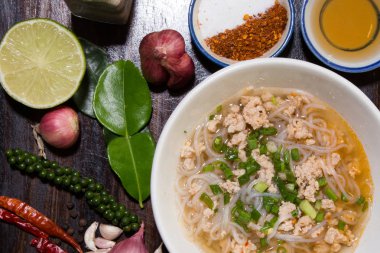 Ahşap arka planda kase de Erişte, seçici odak. Bir masada Asya yemeği
