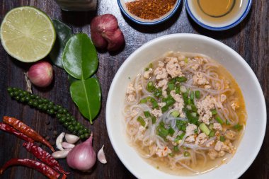 Ahşap arka planda kase de Erişte, seçici odak. Bir masada Asya yemeği