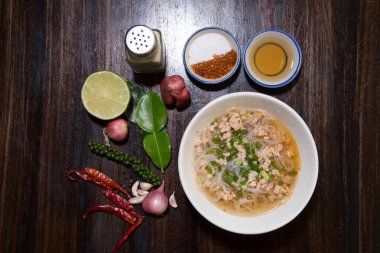 Ahşap arka planda kase de Erişte, seçici odak. Bir masada Asya yemeği