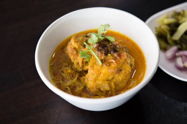 Üstte , Tavuklu Körili Şehriye Çorbası ( Khao Soi Tarifi) - Tay yemekleri.