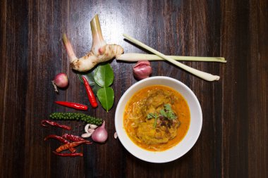 Üstte , Tavuklu Körili Şehriye Çorbası ( Khao Soi Tarifi) - Tay yemekleri.