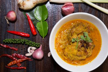 Üstte , Tavuklu Körili Şehriye Çorbası ( Khao Soi Tarifi) - Tay yemekleri.