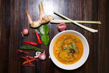 Üstte , Tavuklu Körili Şehriye Çorbası ( Khao Soi Tarifi) - Tay yemekleri.
