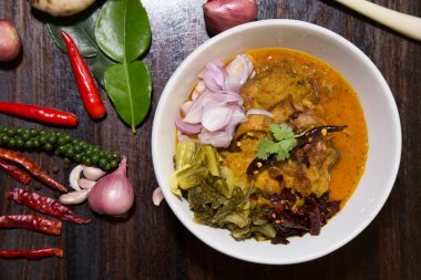 Üstte , Tavuklu Körili Şehriye Çorbası ( Khao Soi Tarifi) - Tay yemekleri.