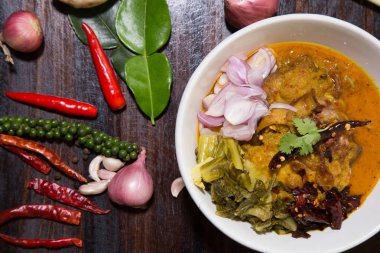 Üstte , Tavuklu Körili Şehriye Çorbası ( Khao Soi Tarifi) - Tay yemekleri.