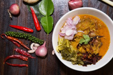 Üstte , Tavuklu Körili Şehriye Çorbası ( Khao Soi Tarifi) - Tay yemekleri.