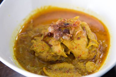 Yakın çekim, Tavuklu Kuzey Usulü Körili Şehriye Çorbası (Khao Soi Tarifi) - Tay yemekleri.