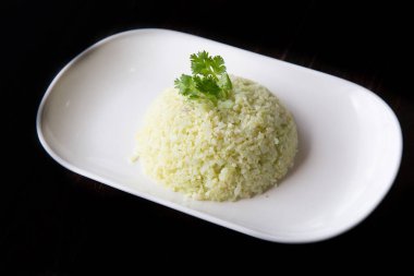 Ahşap Arka Plan üzerinde Karnabahar Pirinç