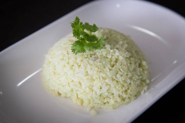 Ahşap Arka Plan üzerinde Karnabahar Pirinç