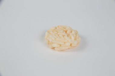 Bu daire gevrek pirinç beyaz izole olduğunu.