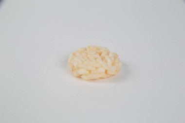 Bu daire gevrek pirinç beyaz izole olduğunu.