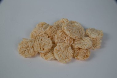 Bu daire gevrek pirinç beyaz izole olduğunu.