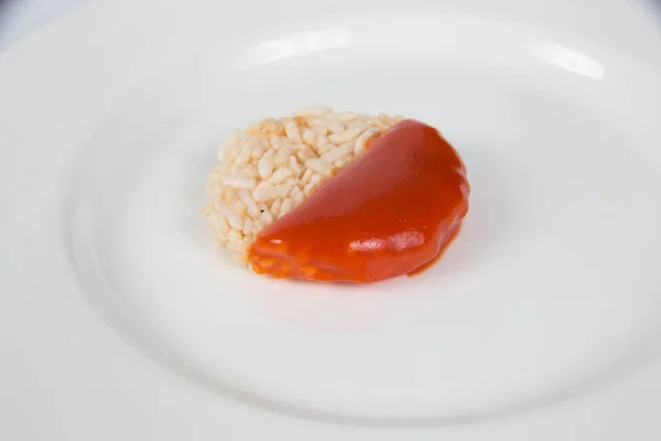 Riso Croccante Circle Con Salsa Pomodoro Isolata Bianco — Foto Stock