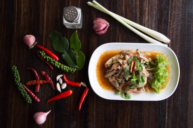 Dilimlenmiş ızgara domuz salatası baharatlı Tay tarzı