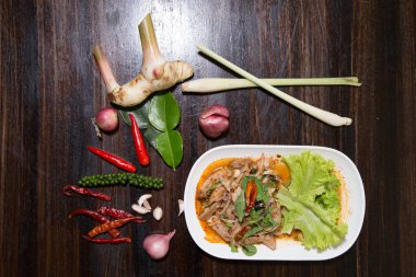 Dilimlenmiş ızgara domuz salatası baharatlı Tay tarzı