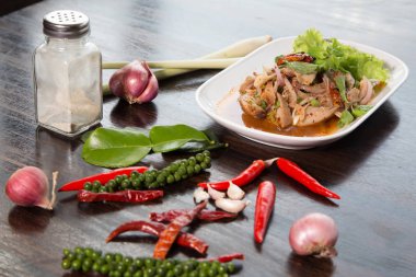 Dilimlenmiş ızgara domuz salatası baharatlı Tay tarzı