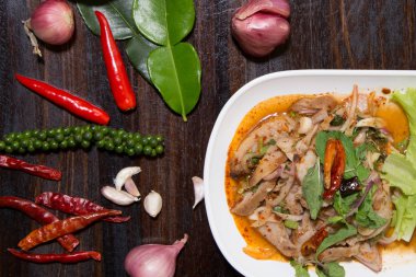 Dilimlenmiş ızgara domuz salatası baharatlı Tay tarzı