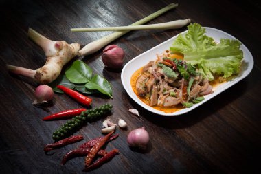 Dilimlenmiş ızgara domuz salatası baharatlı Tay tarzı