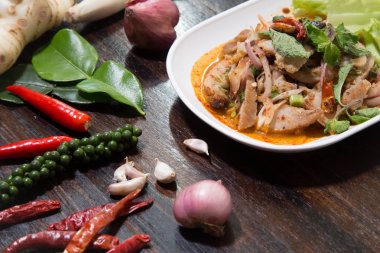 Dilimlenmiş ızgara domuz salatası baharatlı Tay tarzı