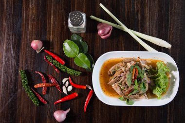 Dilimlenmiş ızgara domuz salatası baharatlı Tay tarzı