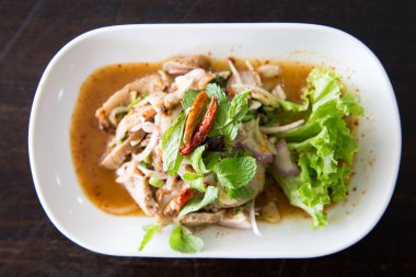 Dilimlenmiş ızgara domuz salatası baharatlı Tay tarzı