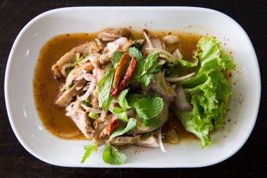 Dilimlenmiş ızgara domuz salatası baharatlı Tay tarzı