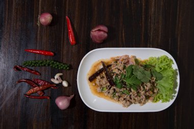 Üst görünüm, baharatlı kıyma domuz salatası - Tay gıda (Larb Moo)