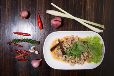 Üst görünüm, baharatlı kıyma domuz salatası - Tay gıda (Larb Moo)