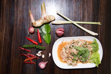 Üst görünüm, baharatlı kıyma domuz salatası - Tay gıda (Larb Moo)