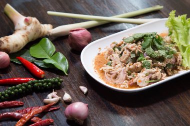 Üst görünüm, baharatlı kıyma domuz salatası - Tay gıda (Larb Moo)